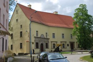 Chojnów. Zamek książąt legnicko-brzeskich. Skrzydło południowo-zachodnie rezydencji renesansowej projektu Franciszka Parra, z założeniem portalowym z lat 1546-47 (Faza V) , 2016 (fot. R. Mruczek, Katalog Zamków i Dworów Obronnych Śląska [https://zamki.pwr.edu.pl/]. Licencja: CC BY-NC 4.0 [https://creativecommons.org/licenses/by-nc/4.0/])