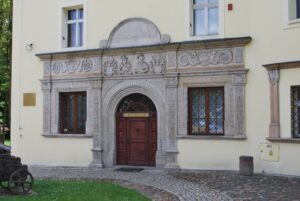 Chojnów. Zamek książąt legnicko-brzeskich. Skrzydło południowo-zachodnie rezydencji renesansowej projektu Franciszka Parra, z założeniem portalowym z lat 1546-47 (Faza V) , 2016 (fot. R. Mruczek, Katalog Zamków i Dworów Obronnych Śląska [https://zamki.pwr.edu.pl/]. Licencja: CC BY-NC 4.0 [https://creativecommons.org/licenses/by-nc/4.0/])