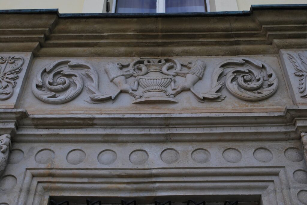 Chojnów. Zamek książąt legnicko-brzeskich. Skrzydło południowo-zachodnie rezydencji renesansowej projektu Franciszka Parra, z założeniem portalowym z lat 1546-47 (Faza V). Dekoracje fryzu nad oknem S, 2016 (fot. R. Mruczek, Katalog Zamków i Dworów Obronnych Śląska [https://zamki.pwr.edu.pl/]. Licencja: CC BY-NC 4.0 [https://creativecommons.org/licenses/by-nc/4.0/])