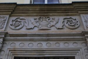 Chojnów. Zamek książąt legnicko-brzeskich. Skrzydło południowo-zachodnie rezydencji renesansowej projektu Franciszka Parra, z założeniem portalowym z lat 1546-47 (Faza V). Dekoracje fryzu nad oknem S, 2016 (fot. R. Mruczek, Katalog Zamków i Dworów Obronnych Śląska [https://zamki.pwr.edu.pl/]. Licencja: CC BY-NC 4.0 [https://creativecommons.org/licenses/by-nc/4.0/])