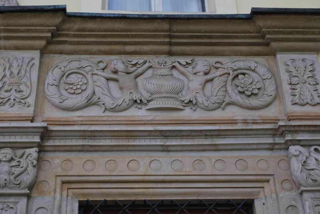 Chojnów. Zamek książąt legnicko-brzeskich. Skrzydło południowo-zachodnie rezydencji renesansowej projektu Franciszka Parra, z założeniem portalowym z lat 1546-47 (Faza V). Dekoracje fryzu nad oknem N, 2016 (fot. R. Mruczek, Katalog Zamków i Dworów Obronnych Śląska [https://zamki.pwr.edu.pl/]. Licencja: CC BY-NC 4.0 [https://creativecommons.org/licenses/by-nc/4.0/])