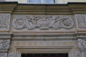 Chojnów. Zamek książąt legnicko-brzeskich. Skrzydło południowo-zachodnie rezydencji renesansowej projektu Franciszka Parra, z założeniem portalowym z lat 1546-47 (Faza V). Dekoracje fryzu nad oknem N, 2016 (fot. R. Mruczek, Katalog Zamków i Dworów Obronnych Śląska [https://zamki.pwr.edu.pl/]. Licencja: CC BY-NC 4.0 [https://creativecommons.org/licenses/by-nc/4.0/])