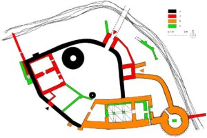 Chojnów. Zamek książąt legnicko-brzeskich. Relikty architektury zamkowej. Przekrój poziomy z rozwarstwieniem chronologicznym na podstawie badań archeologiczno-architektonicznych Jerzego Romanowa i Romualda Piwki (1990-1995). Opracowanie: Roland Mruczek i Aleksandra Walkowska