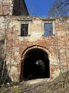 OTYŃ, budynek bramny elewacja południowa (otwór bramny z ok. połowy XV w, obramienia okien z końca XVI w. (fot. Andrzej Legendziewicz)