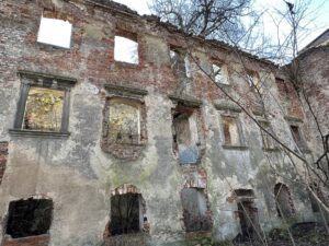 OTYŃ, skrzydło północne z początku XVII w. elewacja północna (fot. Andrzej Legendziewicz)