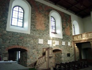 Ślęża-szczyt. Kaplica p.w. Nawiedzenia NMP. Wnętrze po pracach remontowych w latach 2001-2002. Widok na ścianę N. Stan z 2002 r. (Fot. R. Mruczek