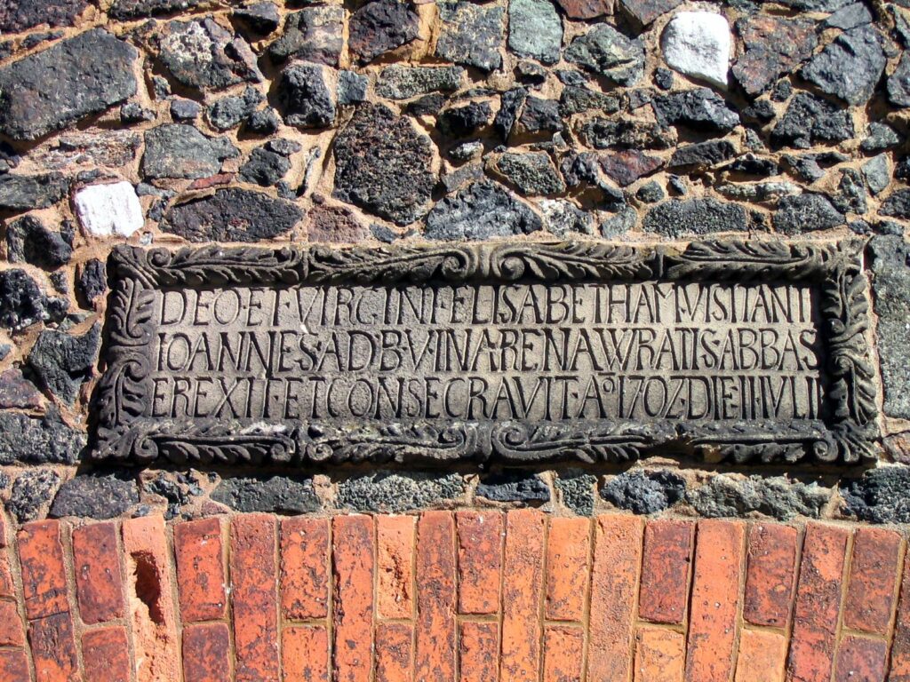 Ślęża-szczyt. Kaplica p.w. Nawiedzenia NMP. Tablica erekcyjna wmurowana w S ścianę świątyni, ponad otworem wejściowym. Stan z 2004 r. (Fot. R. Mruczek, Katalog Zamków i Dworów Obronnych Śląska [https://zamki.pwr.edu.pl/]. Licencja: CC BY-NC 4.0 [https://creativecommons.org/licenses/by-nc/4.0/])