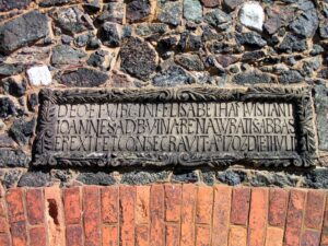 Ślęża-szczyt. Kaplica p.w. Nawiedzenia NMP. Tablica erekcyjna wmurowana w S ścianę świątyni, ponad otworem wejściowym. Stan z 2004 r. (Fot. R. Mruczek, Katalog Zamków i Dworów Obronnych Śląska [https://zamki.pwr.edu.pl/]. Licencja: CC BY-NC 4.0 [https://creativecommons.org/licenses/by-nc/4.0/])