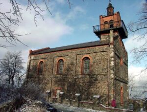 Ślęża-szczyt. Kaplica p.w. Nawiedzenia NMP. Widok od SE. Stan z 2002 r. Fot. R. Mruczek.