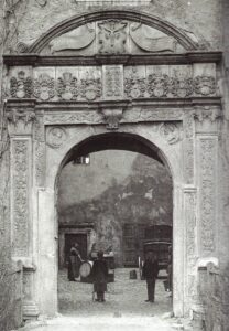 CZARNE, dwór, renesansowy portal bramy wjazdowej – zdjęcie z XIX wieku (za monografią dworu Czarne J. Jakubca, ze zbiorów Muzeum Karkonoskiego w Jeleniej Górze)