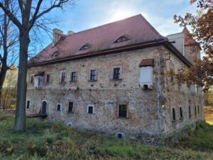 CZARNE, dwór, widok od strony pn.-zach., 2024 r. (fot. A. Walkowska)