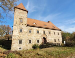 CZARNE, dwór, widok od strony pd.-zach., 2024 r. (fot. A. Walkowska)