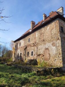 CZARNE, dwór, widok od strony pd.-wsch., 2024 r. (fot. A. Walkowska)