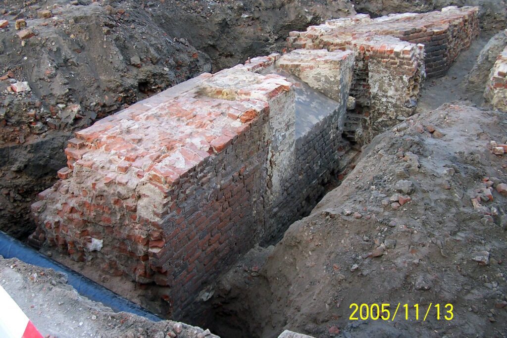 WROCŁAW, ZAMEK LEWOBRZEŻNY, relikty architektury wieży prostopadłościennej (faza II). Widok od SW, 2005 (fot. R. Mruczek z Archiwum AKME, Katalog Zamków i Dworów Obronnych Śląska [https://zamki.pwr.edu.pl/]. Licencja: CC BY-NC 4.0 [https://creativecommons.org/licenses/by-nc/4.0/])