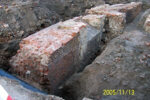 WROCŁAW, ZAMEK LEWOBRZEŻNY, relikty architektury wieży prostopadłościennej (faza II). Widok od SW, 2005 (fot. R. Mruczek z Archiwum AKME, Katalog Zamków i Dworów Obronnych Śląska [https://zamki.pwr.edu.pl/]. Licencja: CC BY-NC 4.0 [https://creativecommons.org/licenses/by-nc/4.0/])