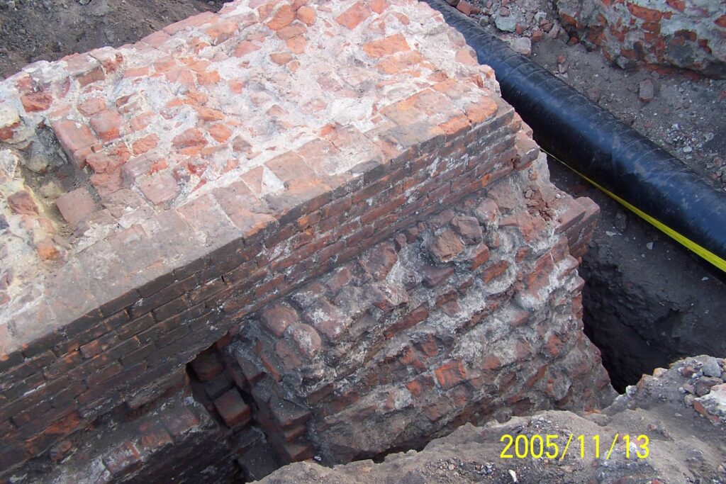 WROCŁAW, ZAMEK LEWOBRZEŻNY, relikty architektury wieży prostopadłościennej (faza II). Widok od N, 2005 (fot. R. Mruczek z Archiwum AKME, Katalog Zamków i Dworów Obronnych Śląska [https://zamki.pwr.edu.pl/]. Licencja: CC BY-NC 4.0 [https://creativecommons.org/licenses/by-nc/4.0/])