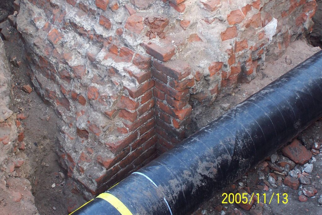 WROCŁAW, ZAMEK LEWOBRZEŻNY, relikty architektury wieży prostopadłościennej (faza II). Widok wnętrza od NW, 2005 (fot. R. Mruczek z Archiwum AKME, Katalog Zamków i Dworów Obronnych Śląska [https://zamki.pwr.edu.pl/]. Licencja: CC BY-NC 4.0 [https://creativecommons.org/licenses/by-nc/4.0/])