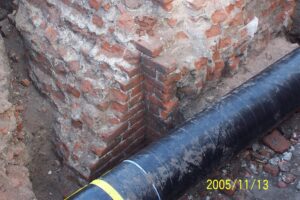 WROCŁAW, ZAMEK LEWOBRZEŻNY, relikty architektury wieży prostopadłościennej (faza II). Widok wnętrza od NW, 2005 (fot. R. Mruczek z Archiwum AKME, Katalog Zamków i Dworów Obronnych Śląska [https://zamki.pwr.edu.pl/]. Licencja: CC BY-NC 4.0 [https://creativecommons.org/licenses/by-nc/4.0/])