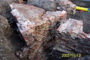 WROCŁAW, ZAMEK LEWOBRZEŻNY, relikty przypór krzyżowych NE narożnika starszego palatium (faza II), do których dostawiono mur obronny (faza III). Widok od W, 2005 (Fot. R. Mruczek, Katalog Zamków i Dworów Obronnych Śląska [https://zamki.pwr.edu.pl/]. Licencja: CC BY-NC 4.0 [https://creativecommons.org/licenses/by-nc/4.0/])