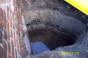 WROCŁAW, ZAMEK LEWOBRZEŻNY, relikty architektury muru obronnego (faza III), stojącego na reliktach wału piaszczysto-ziemnego (faza I). Widok od strony W, 2005 (fot. R. Mruczek z Archiwum AKME, Katalog Zamków i Dworów Obronnych Śląska [https://zamki.pwr.edu.pl/]. Licencja: CC BY-NC 4.0 [https://creativecommons.org/licenses/by-nc/4.0/])