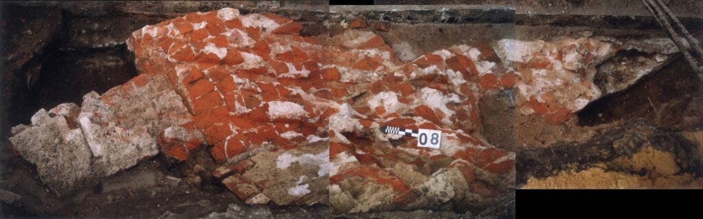 WROCŁAW, ZAMEK LEWOBRZEŻNY, relikty fundamentu filarowo-łękowego ściany E i prostopadłej do niej ściany działowej palatium – na styku z kaplicą (faza V, wraz z późniejszymi przebudowami z faz VIII-IX). Widok z góry, 2002 (fot. R. Mruczek z Archiwum AKME, Katalog Zamków i Dworów Obronnych Śląska [https://zamki.pwr.edu.pl/]. Licencja: CC BY-NC 4.0 [https://creativecommons.org/licenses/by-nc/4.0/])