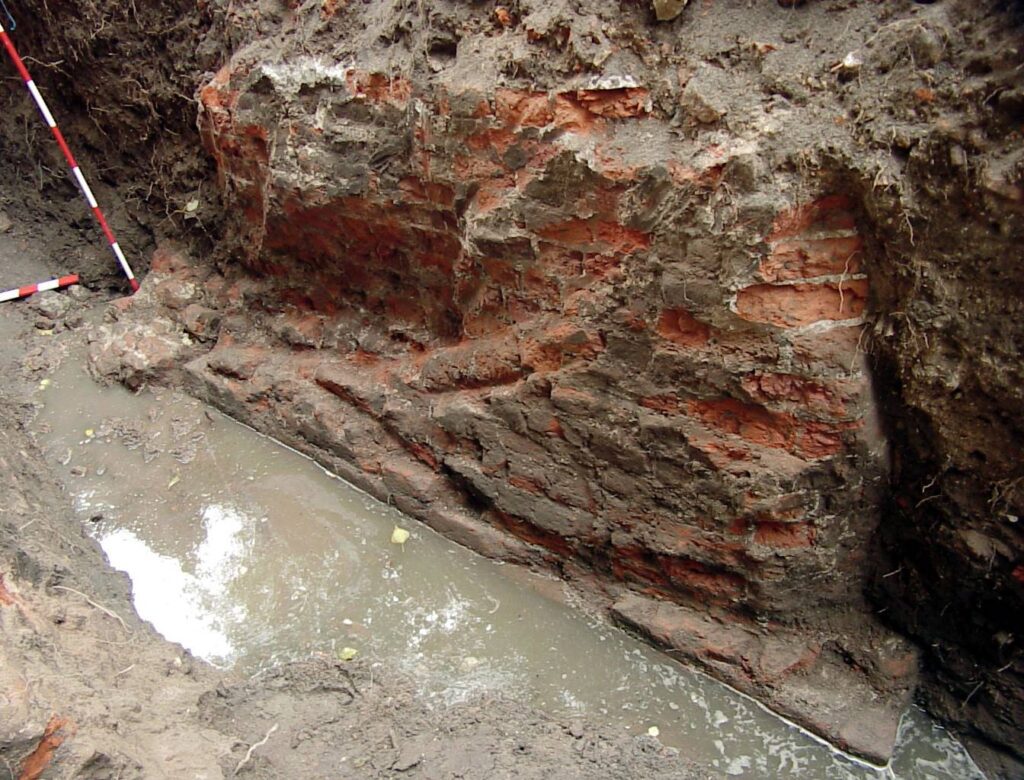 WROCŁAW, ZAMEK LEWOBRZEŻNY, relikty filara fundamentowego oraz zerwanej arkady (faza VI). Widok od W, 2002 (fot. R. Mruczek z Archiwum AKME, Katalog Zamków i Dworów Obronnych Śląska [https://zamki.pwr.edu.pl/]. Licencja: CC BY-NC 4.0 [https://creativecommons.org/licenses/by-nc/4.0/])