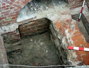 WROCŁAW, ZAMEK LEWOBRZEŻNY, relikt W odcinka muru obwodowego zamku (faza III), zachowany częściowo pod fundamentem arkadowym nieistniejącego Gmachu Chemii, pierwotnie w ścianie W młodszego palatium (faza VI). Obok widoczny fundament ściany prostopadłej (faza VI). Widok od E, 2002 (fot. R. Mruczek z Archiwum AKME, Katalog Zamków i Dworów Obronnych Śląska [https://zamki.pwr.edu.pl/]. Licencja: CC BY-NC 4.0 [https://creativecommons.org/licenses/by-nc/4.0/])