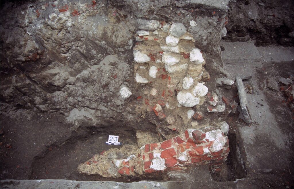 WROCŁAW, ZAMEK LEWOBRZEŻNY, relikty narożnika SE budynku (faza V), do którego dobudowano odcinek ściany W skrzydła E zamku (faza VII). Widok od S, 1999 (fot. R. Mruczek i M. Stefanowicz z Archiwum AKME, Katalog Zamków i Dworów Obronnych Śląska [https://zamki.pwr.edu.pl/]. Licencja: CC BY-NC 4.0 [https://creativecommons.org/licenses/by-nc/4.0/])