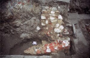 WROCŁAW, ZAMEK LEWOBRZEŻNY, relikty narożnika SE budynku (faza V), do którego dobudowano odcinek ściany W skrzydła E zamku (faza VII). Widok od S, 1999 (fot. R. Mruczek i M. Stefanowicz z Archiwum AKME, Katalog Zamków i Dworów Obronnych Śląska [https://zamki.pwr.edu.pl/]. Licencja: CC BY-NC 4.0 [https://creativecommons.org/licenses/by-nc/4.0/])