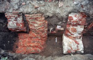 WROCŁAW, ZAMEK LEWOBRZEŻNY, relikt ściany E i ściany działowej skrzydła E zamku (faza VII). Widok od N, 1999 (fot. R. Mruczek i M. Stefanowicz z Archiwum AKME, Katalog Zamków i Dworów Obronnych Śląska [https://zamki.pwr.edu.pl/]. Licencja: CC BY-NC 4.0 [https://creativecommons.org/licenses/by-nc/4.0/])