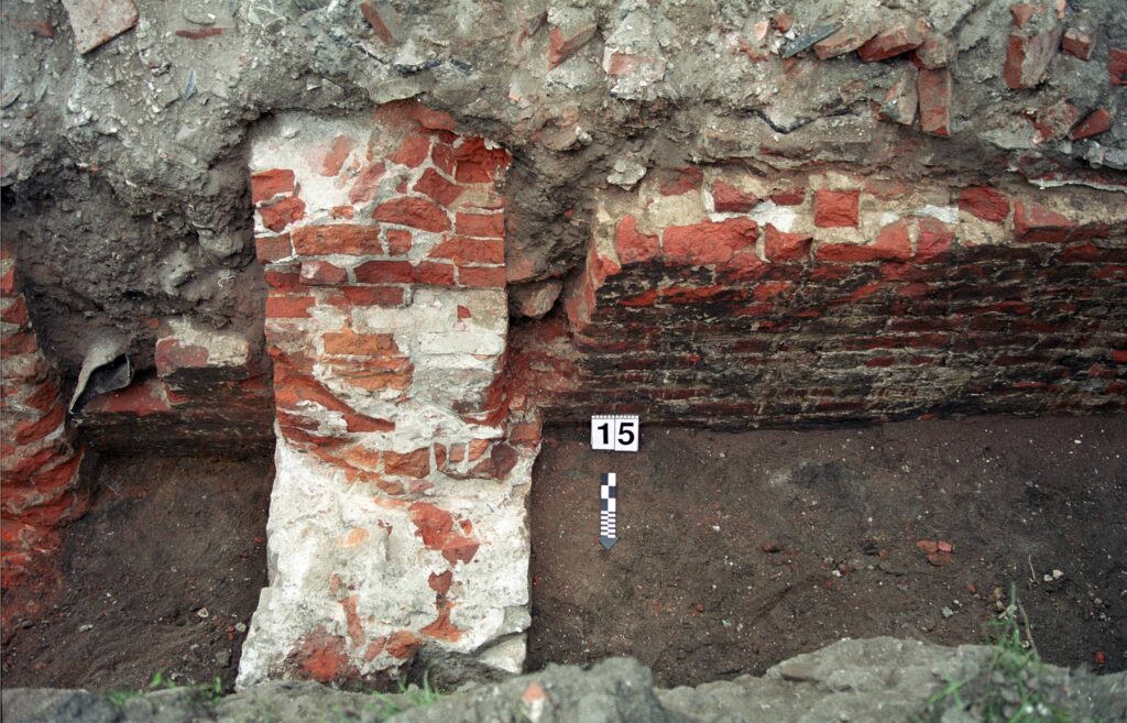 WROCŁAW, ZAMEK LEWOBRZEŻNY, relikt ściany E i ściany działowej skrzydła E zamku (faza VII). Widok od N, 1999 (fot. R. Mruczek i M. Stefanowicz z Archiwum AKME, Katalog Zamków i Dworów Obronnych Śląska [https://zamki.pwr.edu.pl/]. Licencja: CC BY-NC 4.0 [https://creativecommons.org/licenses/by-nc/4.0/])