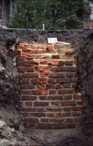 WROCŁAW, ZAMEK LEWOBRZEŻNY, fragment ściany E skrzydła E zamku (faza VII), 1999 (fot. R. Mruczek i M. Stefanowicz z Archiwum AKME, Katalog Zamków i Dworów Obronnych Śląska [https://zamki.pwr.edu.pl/]. Licencja: CC BY-NC 4.0 [https://creativecommons.org/licenses/by-nc/4.0/])