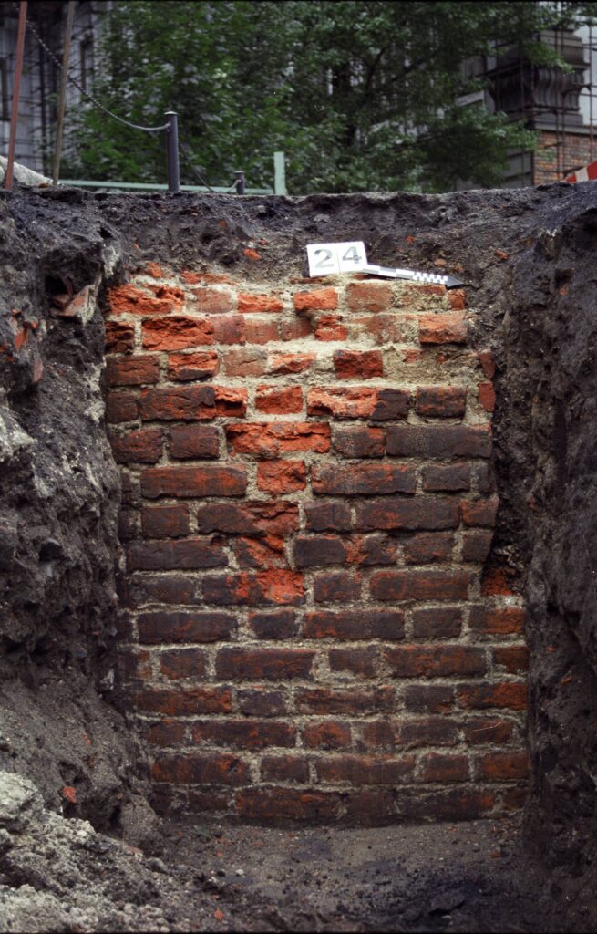 WROCŁAW, ZAMEK LEWOBRZEŻNY, fragment ściany E skrzydła E zamku (faza VII), 1999 (fot. R. Mruczek i M. Stefanowicz z Archiwum AKME, Katalog Zamków i Dworów Obronnych Śląska [https://zamki.pwr.edu.pl/]. Licencja: CC BY-NC 4.0 [https://creativecommons.org/licenses/by-nc/4.0/])