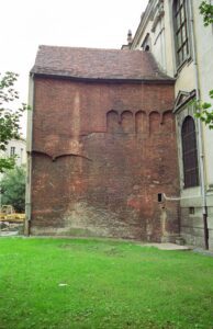 WROCŁAW, ZAMEK LEWOBRZEŻNY, fragment skrzydła E zamku (faza VII), zaadaptowany na potrzeby zakrystii kościoła Imienia Jezus. Widok od W, 1999 (fot. R. Mruczek i M. Stefanowicz z Archiwum AKME, Katalog Zamków i Dworów Obronnych Śląska [https://zamki.pwr.edu.pl/]. Licencja: CC BY-NC 4.0 [https://creativecommons.org/licenses/by-nc/4.0/])