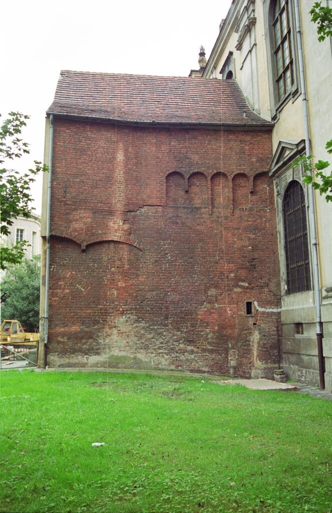 WROCŁAW, ZAMEK LEWOBRZEŻNY, fragment skrzydła E zamku (faza VII), zaadaptowany na potrzeby zakrystii kościoła Imienia Jezus. Widok od W, 1999 (fot. R. Mruczek i M. Stefanowicz z Archiwum AKME, Katalog Zamków i Dworów Obronnych Śląska [https://zamki.pwr.edu.pl/]. Licencja: CC BY-NC 4.0 [https://creativecommons.org/licenses/by-nc/4.0/])