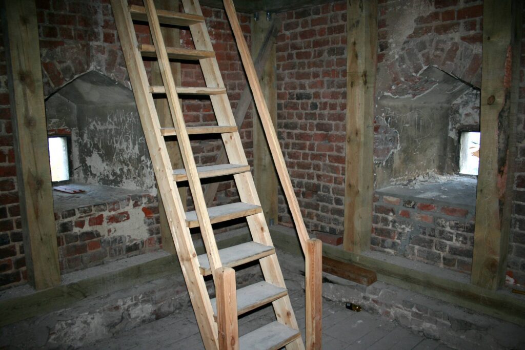 CHOCIANÓW, wieża druga kondygnacja, 2005 (fot. A. Boguszewicz, Katalog Zamków i Dworów Obronnych Śląska [https://zamki.pwr.edu.pl/]. Licencja: CC BY-NC 4.0)