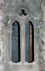 CHOCIANÓW, okno maswerkowe w drugiej kondygnacji wieży, widok od wewnątrz, 2005 (fot. A. Boguszewicz, Katalog Zamków i Dworów Obronnych Śląska [https://zamki.pwr.edu.pl/]. Licencja: CC BY-NC 4.0 [https://creativecommons.org/licenses/by-nc/4.0/])