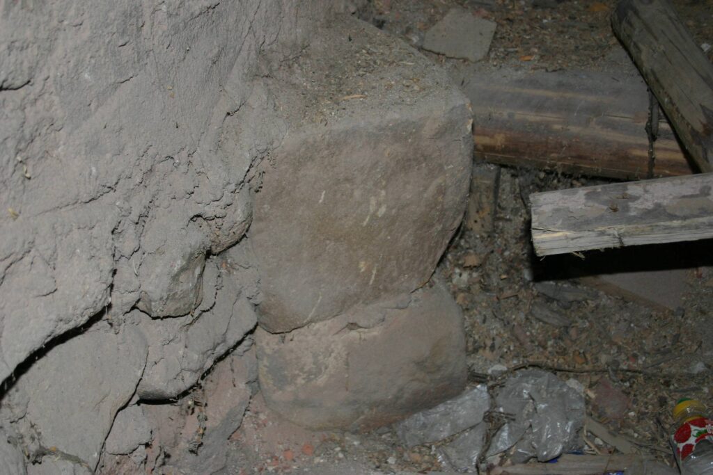 CHOCIANÓW, ciosy piaskowca tworzące dolną partię okapu kominka, zachowane in situ w murze wieży, 2005 (fot. A. Boguszewicz, Katalog Zamków i Dworów Obronnych Śląska [https://zamki.pwr.edu.pl/]. Licencja: CC BY-NC 4.0 [https://creativecommons.org/licenses/by-nc/4.0/] [https://creativecommons.org/licenses/by-nc/4.0/])