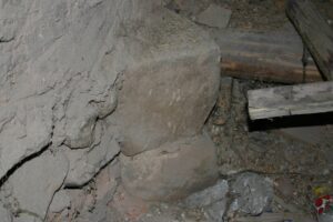 CHOCIANÓW, ciosy piaskowca tworzące dolną partię okapu kominka, zachowane in situ w murze wieży, 2005 (fot. A. Boguszewicz, Katalog Zamków i Dworów Obronnych Śląska [https://zamki.pwr.edu.pl/]. Licencja: CC BY-NC 4.0 [https://creativecommons.org/licenses/by-nc/4.0/] [https://creativecommons.org/licenses/by-nc/4.0/])