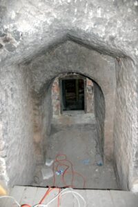 CHOCIANÓW, korytarz wewnętrzny w grubości muru prowadzący do wykusza latrynowego, 2005 (fot. A. Boguszewicz, Katalog Zamków i Dworów Obronnych Śląska [https://zamki.pwr.edu.pl/]. Licencja: CC BY-NC 4.0 [https://creativecommons.org/licenses/by-nc/4.0/] [https://creativecommons.org/licenses/by-nc/4.0/])