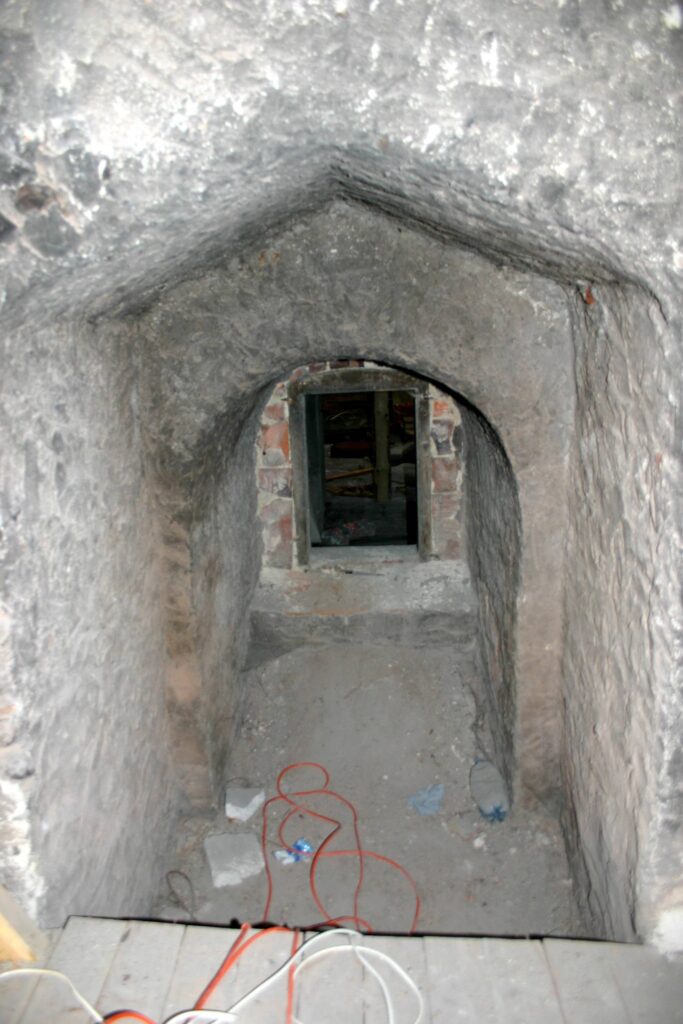 CHOCIANÓW, korytarz wewnętrzny w grubości muru prowadzący do wykusza latrynowego, 2005 (fot. A. Boguszewicz, Katalog Zamków i Dworów Obronnych Śląska [https://zamki.pwr.edu.pl/]. Licencja: CC BY-NC 4.0 [https://creativecommons.org/licenses/by-nc/4.0/] [https://creativecommons.org/licenses/by-nc/4.0/])