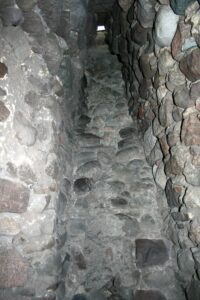 CHOCIANÓW, pionowy szyb kominowy w grubości ściany wieży, wykonany z kamienia polnego, ok. 2005 (fot. A. Boguszewicz, Katalog Zamków i Dworów Obronnych Śląska [https://zamki.pwr.edu.pl/]. Licencja: CC BY-NC 4.0 [https://creativecommons.org/licenses/by-nc/4.0/] [https://creativecommons.org/licenses/by-nc/4.0/])