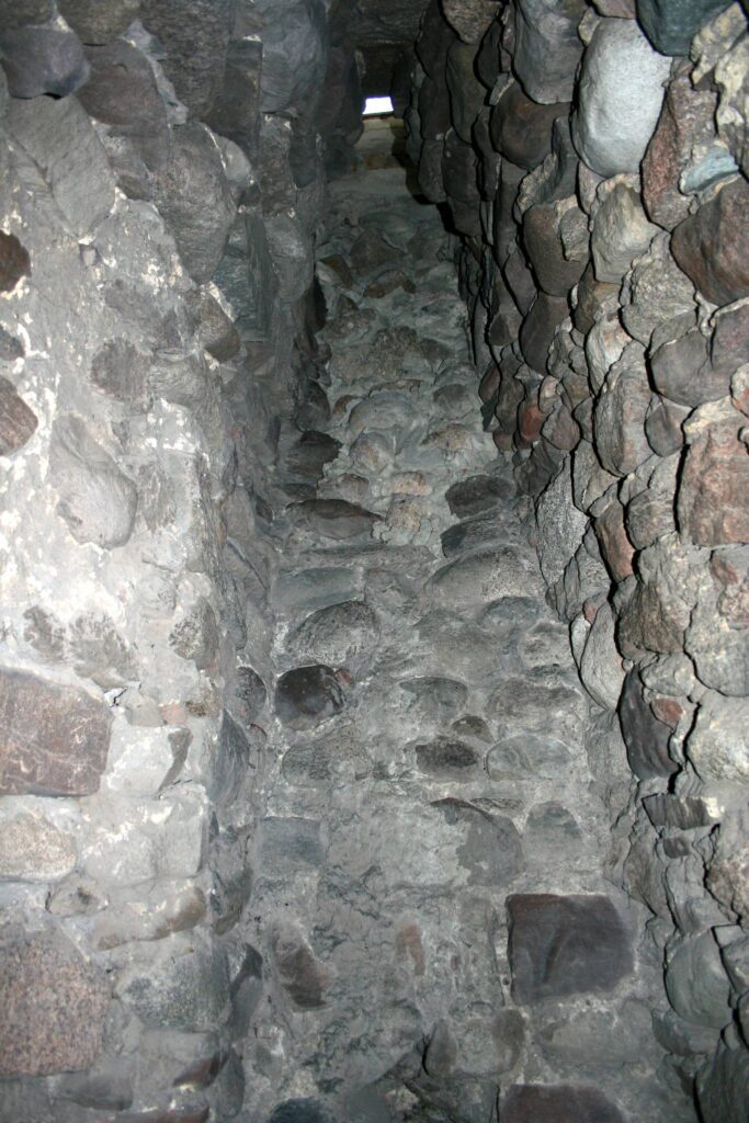 CHOCIANÓW, pionowy szyb kominowy w grubości ściany wieży, wykonany z kamienia polnego, ok. 2005 (fot. A. Boguszewicz, Katalog Zamków i Dworów Obronnych Śląska [https://zamki.pwr.edu.pl/]. Licencja: CC BY-NC 4.0 [https://creativecommons.org/licenses/by-nc/4.0/] [https://creativecommons.org/licenses/by-nc/4.0/])