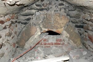 CHOCIANÓW, pierwotne wejście do wieży zlokalizowane w murze przyziemia, ujęcie od wnętrza z widoczną partią łuku w ościeżu, ok. 2005 (fot. A. Boguszewicz, Katalog Zamków i Dworów Obronnych Śląska [https://zamki.pwr.edu.pl/]. Licencja: CC BY-NC 4.0 [https://creativecommons.org/licenses/by-nc/4.0/] [https://creativecommons.org/licenses/by-nc/4.0/])