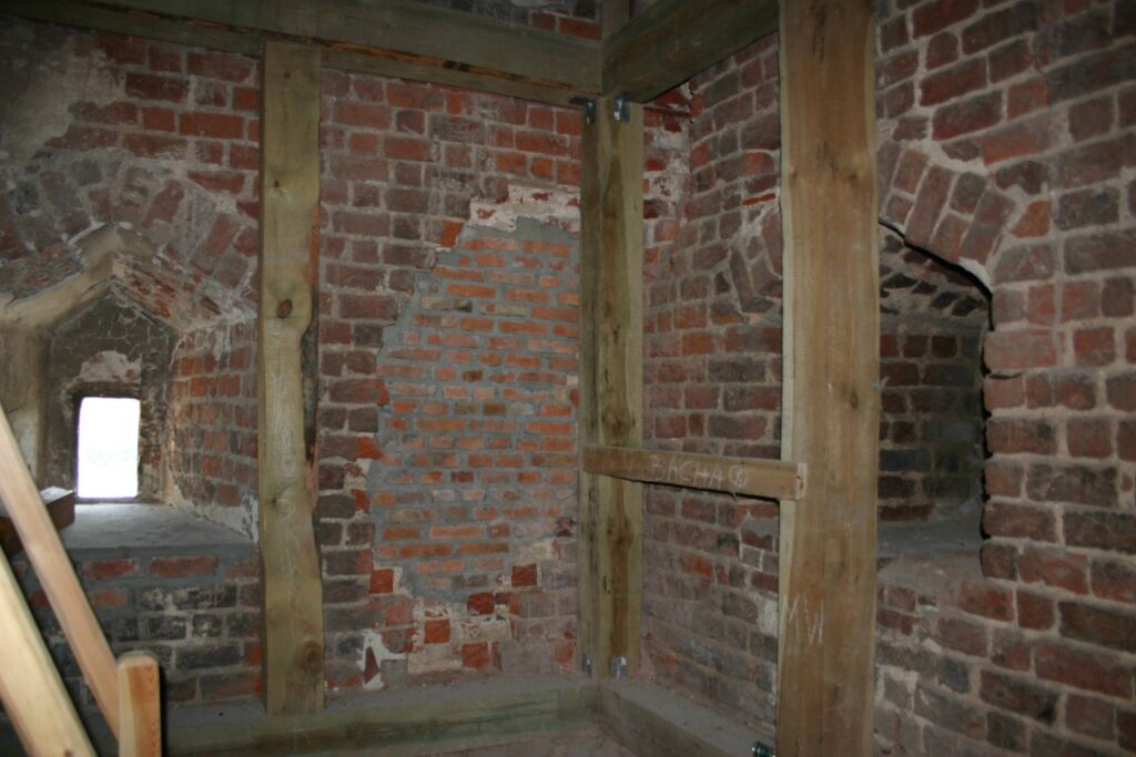 CHOCIANÓW, wieża druga kondygnacja, 2005 (fot. A. Boguszewicz, Katalog Zamków i Dworów Obronnych Śląska [https://zamki.pwr.edu.pl/]. Licencja: CC BY-NC 4.0)