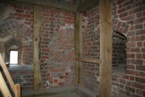 CHOCIANÓW, wieża druga kondygnacja, 2005 (fot. A. Boguszewicz, Katalog Zamków i Dworów Obronnych Śląska [https://zamki.pwr.edu.pl/]. Licencja: CC BY-NC 4.0)