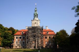 CHOCIANÓW, elewacja frontowa pałacu z wieżą centralną w rusztowaniu, 2005 (fot. A. Boguszewicz, Katalog Zamków i Dworów Obronnych Śląska [https://zamki.pwr.edu.pl/]. Licencja: CC BY-NC 4.0)