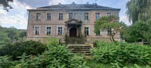 KĄTKI, widok na pałac od frontu, 2023 (fot. P. Błoniewski , Katalog Zamków i Dworów Obronnych Śląska [https://zamki.pwr.edu.pl/]. Licencja: CC BY-NC 4.0 [https://creativecommons.org/licenses/by-nc/4.0/])