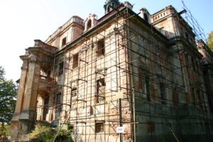 CHOCIANÓW, pałac od wschodu, 2005 (fot. A. Boguszewicz, Katalog Zamków i Dworów Obronnych Śląska [https://zamki.pwr.edu.pl/]. Licencja: CC BY-NC 4.0 [https://creativecommons.org/licenses/by-nc/4.0/])