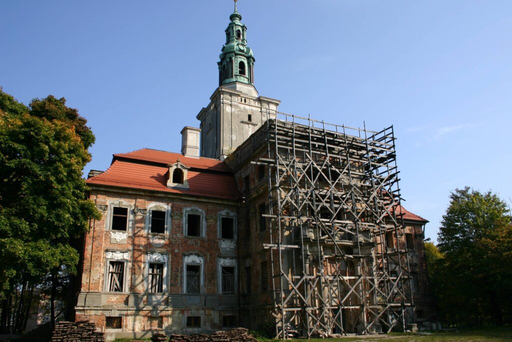 CHOCIANÓW, pałac od zachodu, 2005 (fot. A. Boguszewicz, Katalog Zamków i Dworów Obronnych Śląska [https://zamki.pwr.edu.pl/]. Licencja: CC BY-NC 4.0 [https://creativecommons.org/licenses/by-nc/4.0/])